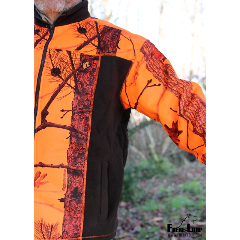 Blouson polaire marron et camouflage orange