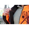 Blouson polaire marron et camouflage orange